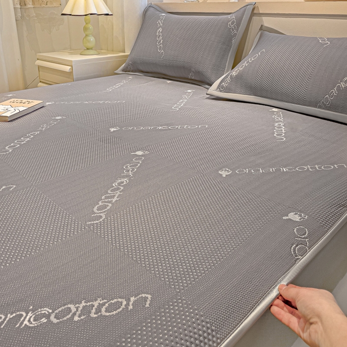 91家纺网 家纺一手货源 找家纺 富馨莱 2025新款A类480克PE凉感凉豆豆凉席三件套和单件床笠款 绅士灰