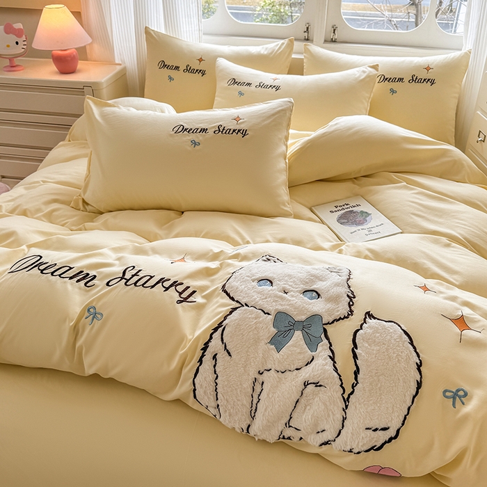 91家纺网 家纺一手货源 找家纺 凯美 2025新款超柔水洗棉卡通贴布绣四件套 幸运小猫-浅黄