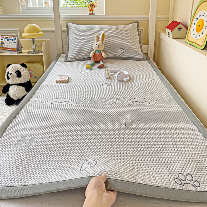 91家纺网 家纺一手货源 找家纺 富馨莱 2025新款A类480克PE凉感凉豆豆凉席三件套和单件学生款 呆呆狗