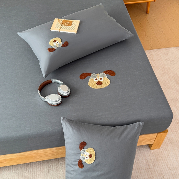 91家纺网 家纺一手货源 找家纺 澳梵家居 2025新款A类全棉毛巾绣床笠 飞天小狗-灰色