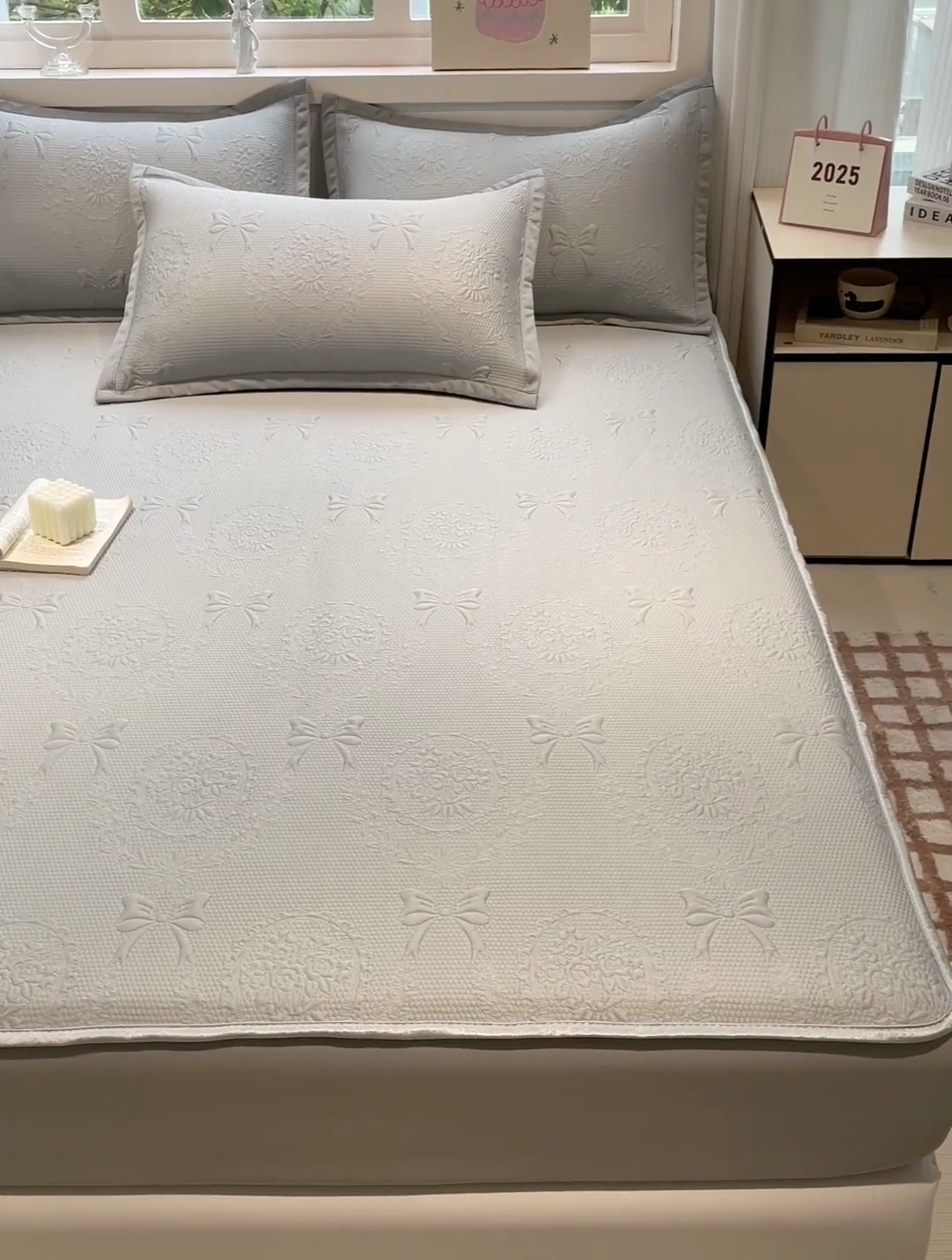 91家纺网 家纺一手货源 找家纺 富馨莱 2025新款A类480克PE凉感凉豆豆凉席三件套和单件床笠款 蝴蝶結-灰