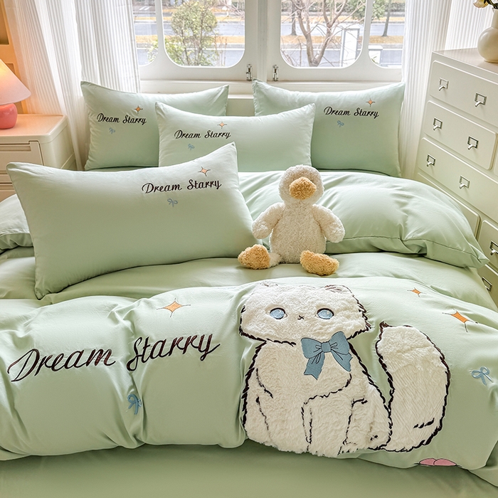 91家纺网 家纺一手货源 找家纺 凯美 2025新款超柔水洗棉卡通贴布绣四件套 幸运小猫-浅绿