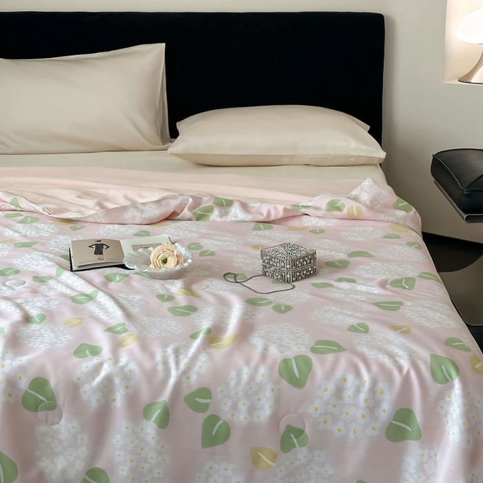 91家纺网 家纺一手货源 找家纺 茧羽世家 2025新款天丝银萃沁氧抗菌系列夏被子被芯 粉黛绣梦