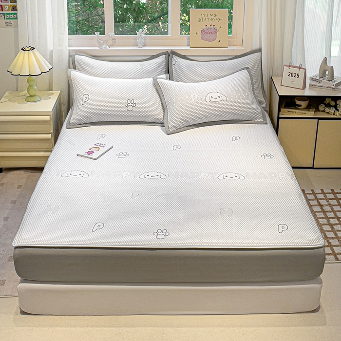 91家纺网 家纺一手货源 找家纺 富馨莱 2025新款A类480克PE凉感凉豆豆凉席三件套和单件床笠款 呆呆狗