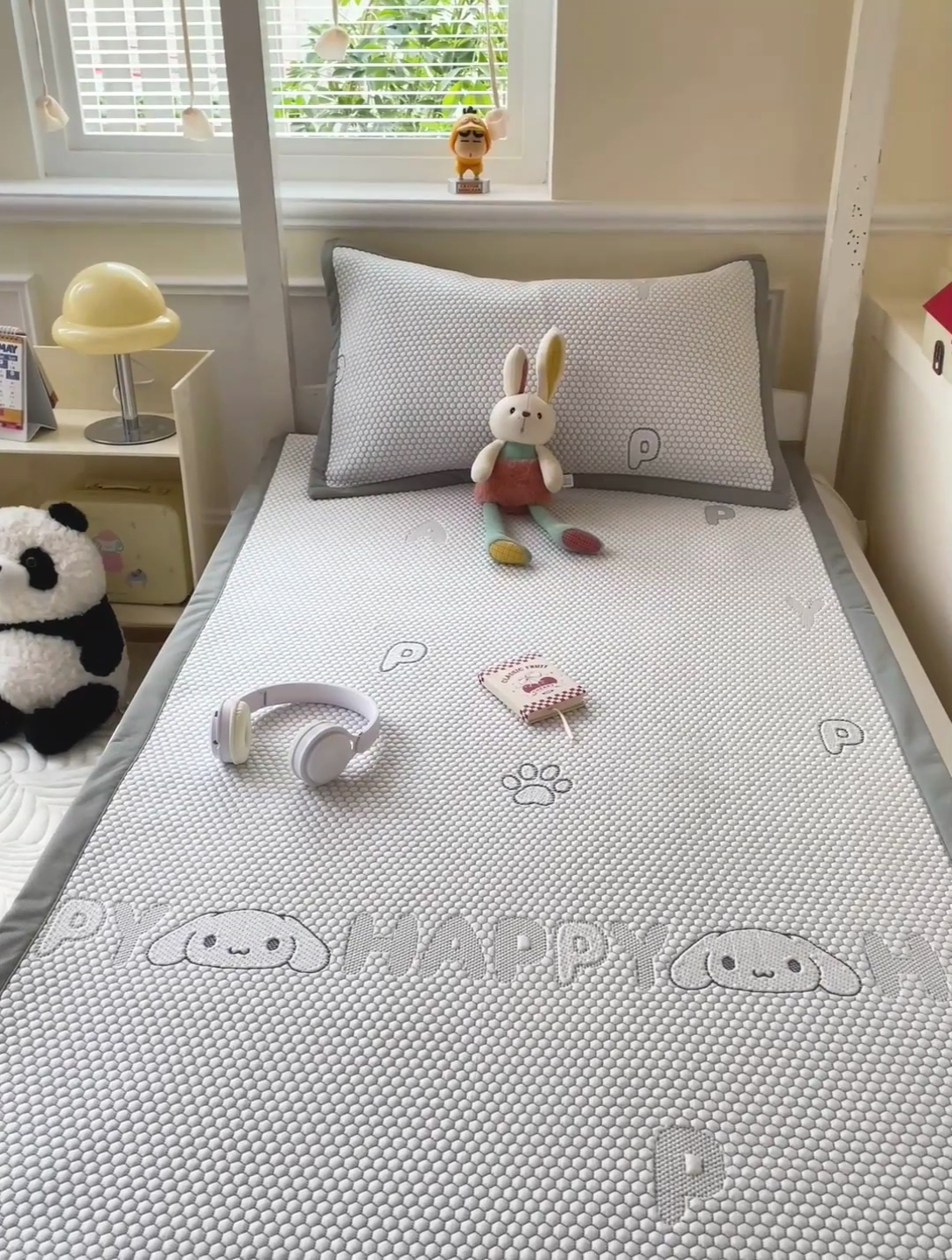 91家纺网 家纺一手货源 找家纺 富馨莱 2025新款A类480克PE凉感凉豆豆凉席三件套和单件学生款 呆呆狗