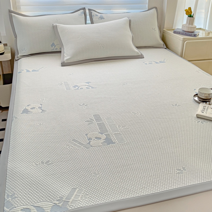 91家纺网 家纺一手货源 找家纺 富馨莱 2025新款A类480克PE凉感凉豆豆凉席三件套和单件平铺款 熊猫嘟嘟-蓝