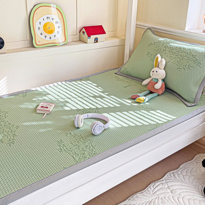 91家纺网 家纺一手货源 找家纺 富馨莱 2025新款A类480克PE凉感凉豆豆凉席三件套和单件学生款 发财树-绿