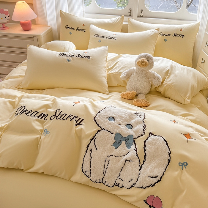 91家纺网 家纺一手货源 找家纺 凯美 2025新款超柔水洗棉卡通贴布绣四件套 幸运小猫-浅黄