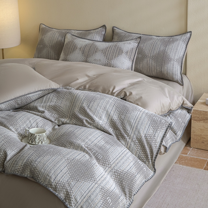 91家纺网 家纺一手货源 找家纺 2025新款亲肤全棉三层纱提花四件套 菱格-月灰