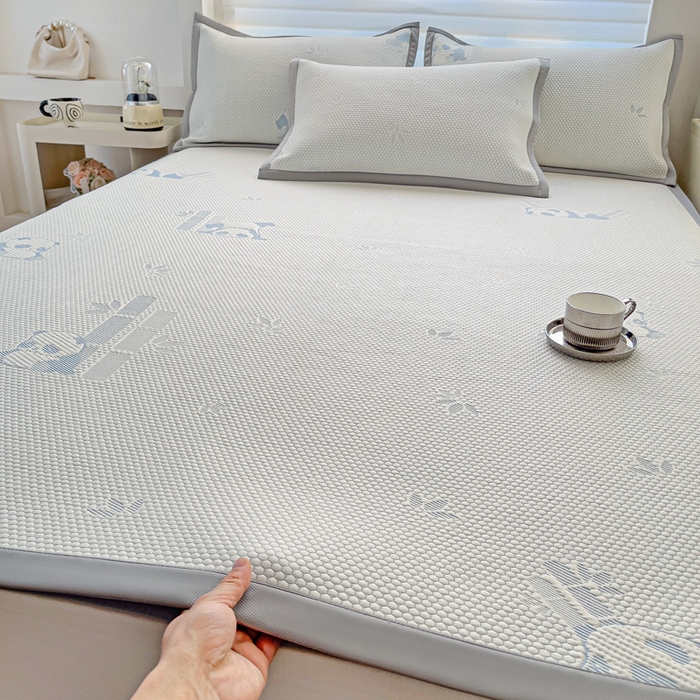 91家纺网 家纺一手货源 找家纺 富馨莱 2025新款A类480克PE凉感凉豆豆凉席三件套和单件平铺款 熊猫嘟嘟-蓝