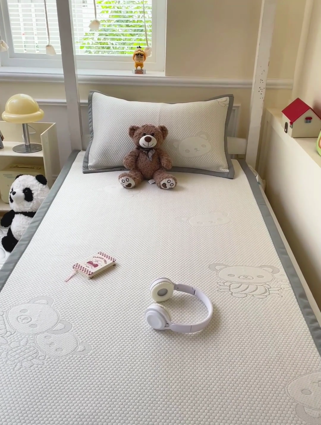 91家纺网 家纺一手货源 找家纺 富馨莱 2025新款A类480克PE凉感凉豆豆凉席三件套和单件学生款 快乐熊仔