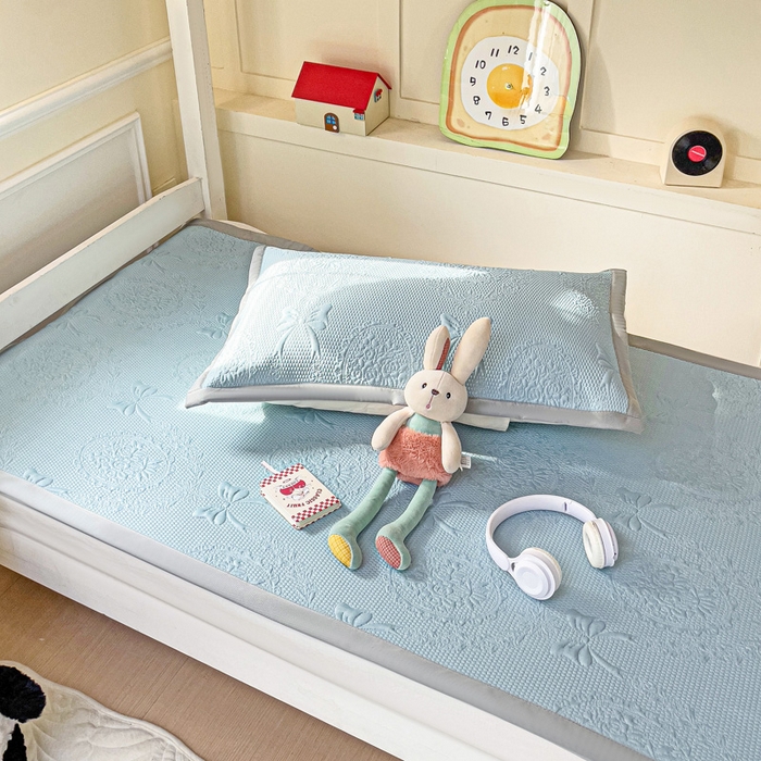 91家纺网 家纺一手货源 找家纺 富馨莱 2025新款A类480克PE凉感凉豆豆凉席三件套和单件学生款 蝴蝶結-蓝