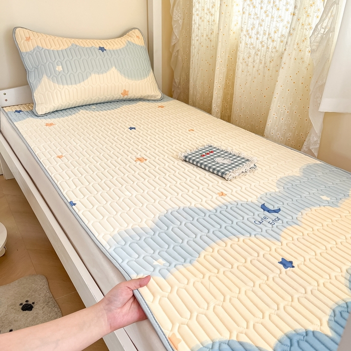 91家纺网 家纺一手货源 找家纺 川悦生活 2025新款小阪凉感丝印花凉席-学生床 海盐星空