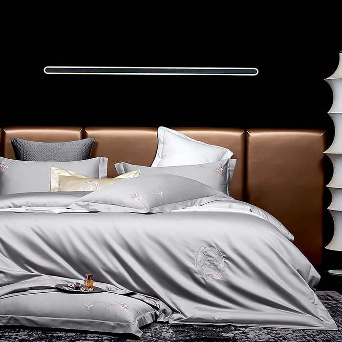 91家纺网 家纺一手货源 找家纺 U品汇 2025新款60s支贡缎长绒棉刺绣花四件套纯棉全棉100%棉礼盒包装 安妮贝尔-高级灰