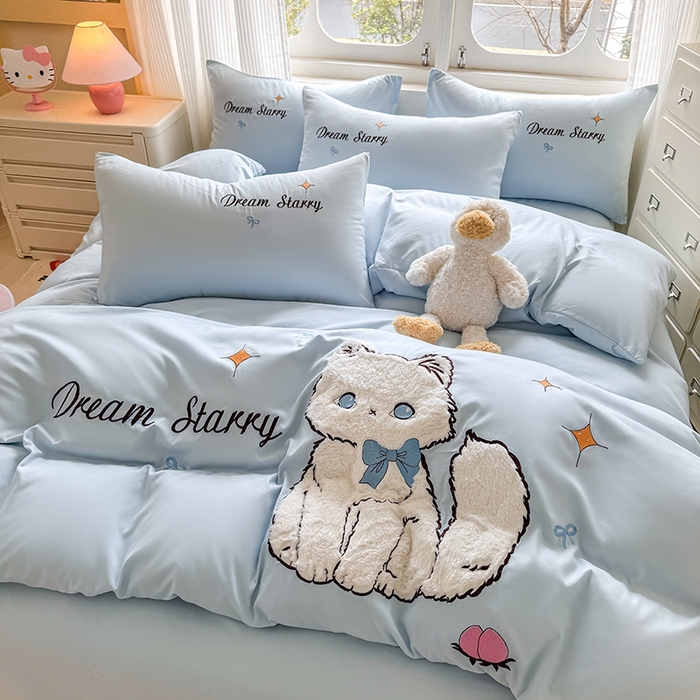 91家纺网 家纺一手货源 找家纺 凯美 2025新款超柔水洗棉卡通贴布绣四件套 幸运小猫-浅蓝