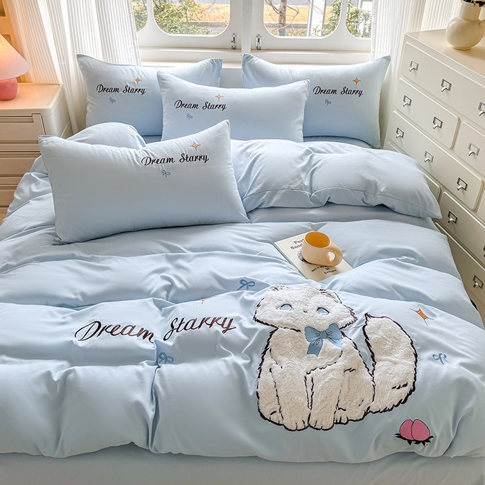 91家纺网 家纺一手货源 找家纺 凯美 2025新款超柔水洗棉卡通贴布绣四件套 幸运小猫-浅蓝