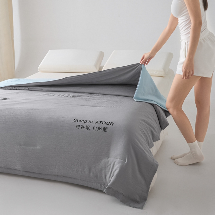 91家纺网 家纺一手货源 找家纺 暖芯家纺 2025新款亚朵同款深睡Pro夏被自在眠自然醒 浅灰+克莱茵蓝