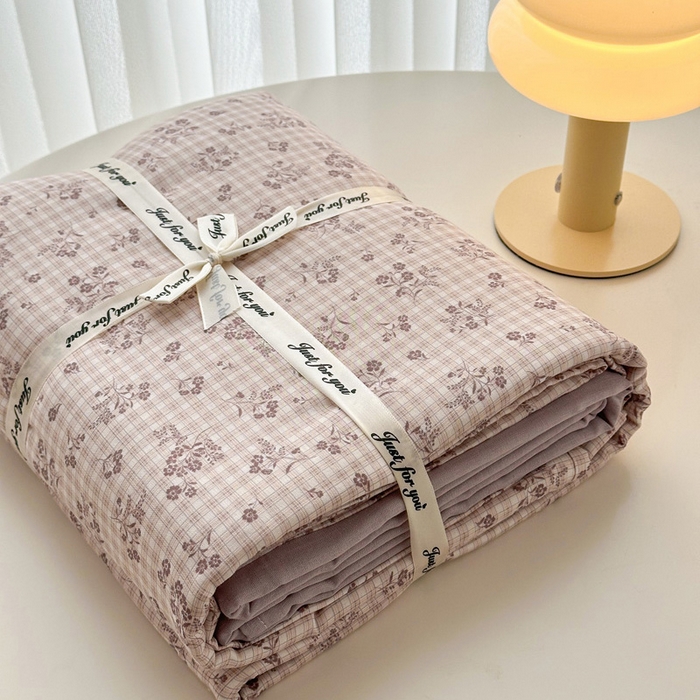 91家纺网 家纺一手货源 找家纺 2025新款全棉有氧A类母婴级双层纱印花四件套 倩影-米黄