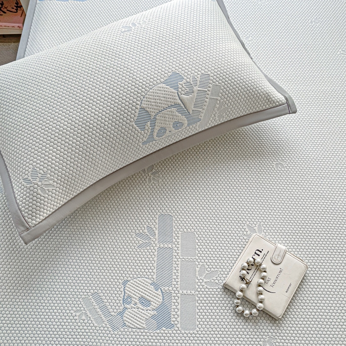 91家纺网 家纺一手货源 找家纺 富馨莱 2025新款A类480克PE凉感凉豆豆凉席三件套和单件平铺款 熊猫嘟嘟-蓝