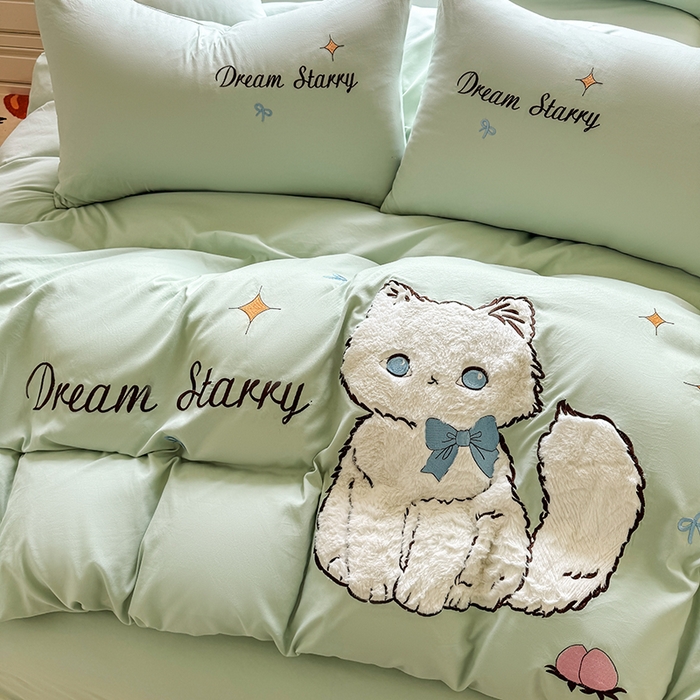 91家纺网 家纺一手货源 找家纺 凯美 2025新款超柔水洗棉卡通贴布绣四件套 幸运小猫-浅绿