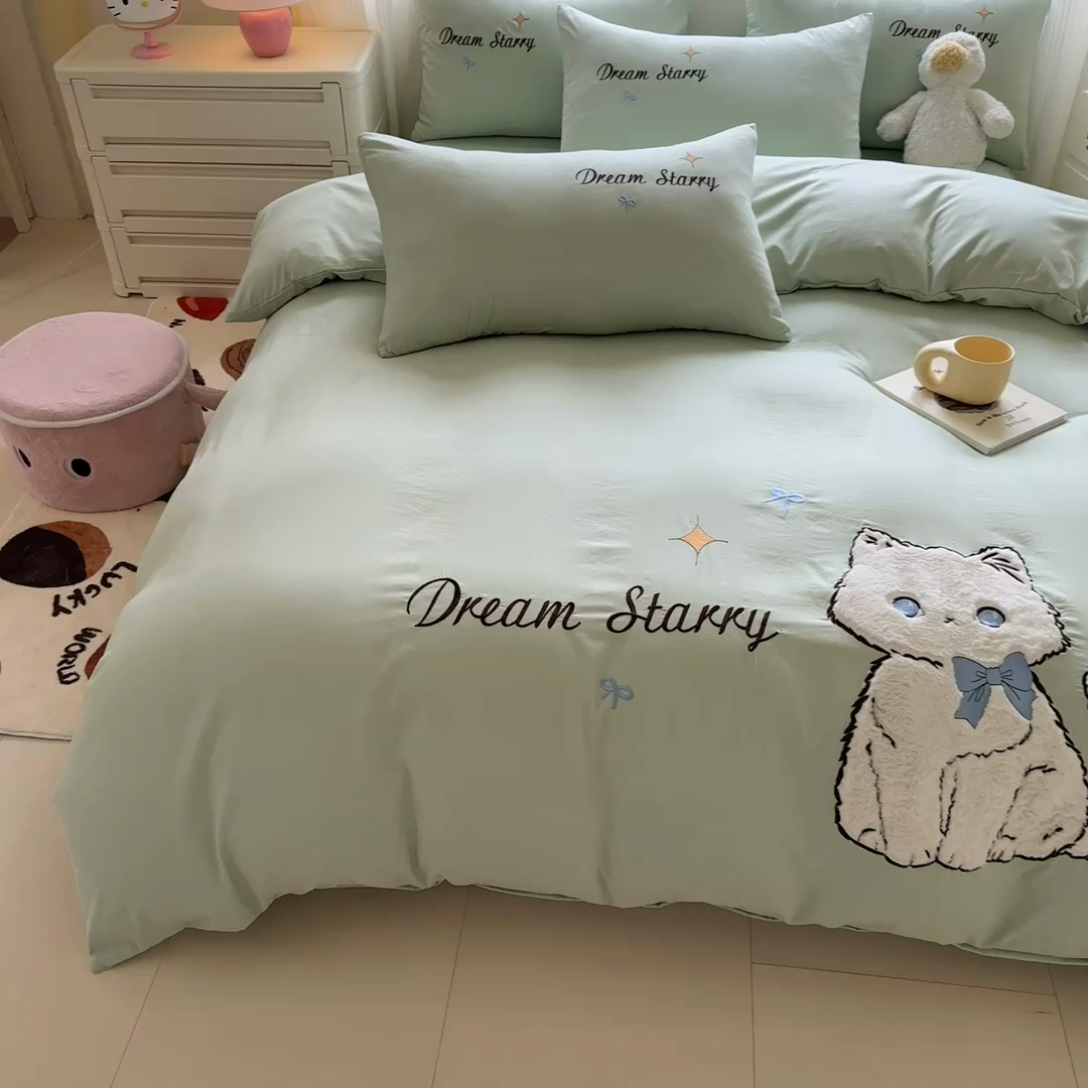 91家纺网 家纺一手货源 找家纺 凯美 2025新款超柔水洗棉卡通贴布绣四件套 幸运小猫-浅绿