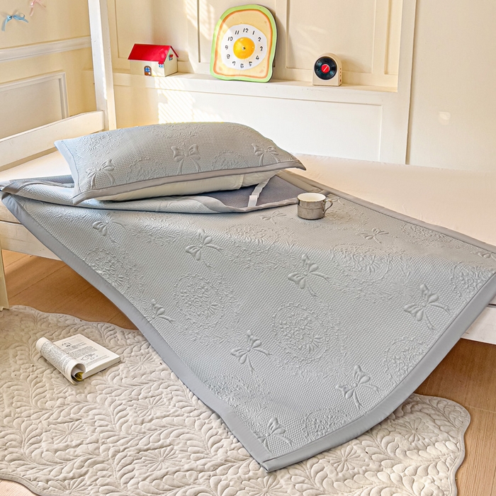 91家纺网 家纺一手货源 找家纺 富馨莱 2025新款A类480克PE凉感凉豆豆凉席三件套和单件学生款 蝴蝶結-灰