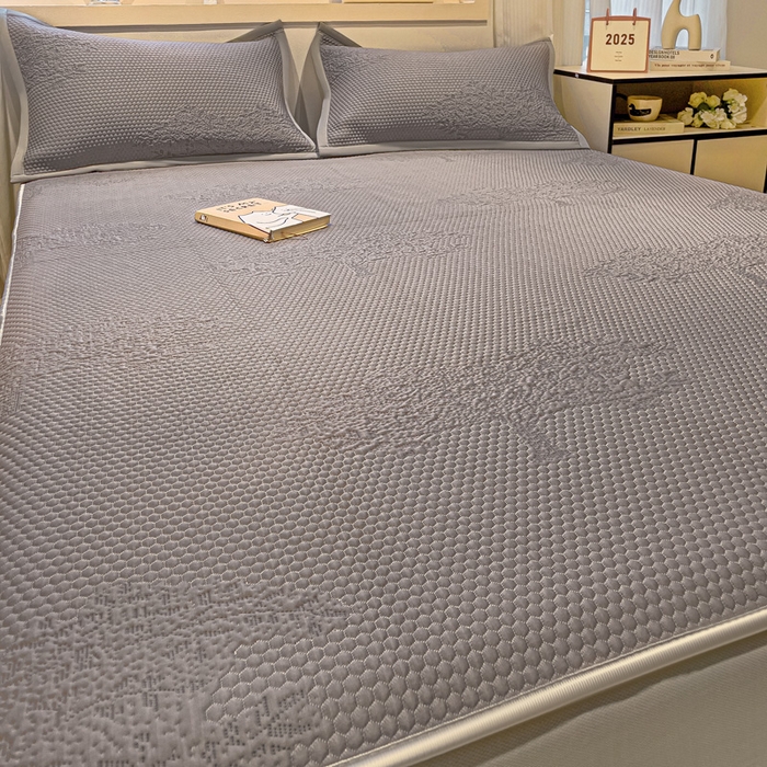 91家纺网 家纺一手货源 找家纺 富馨莱 2025新款A类480克PE凉感凉豆豆凉席三件套和单件床笠款 发财树-灰