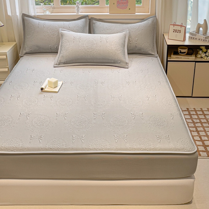 91家纺网 家纺一手货源 找家纺 富馨莱 2025新款A类480克PE凉感凉豆豆凉席三件套和单件床笠款 蝴蝶結-灰