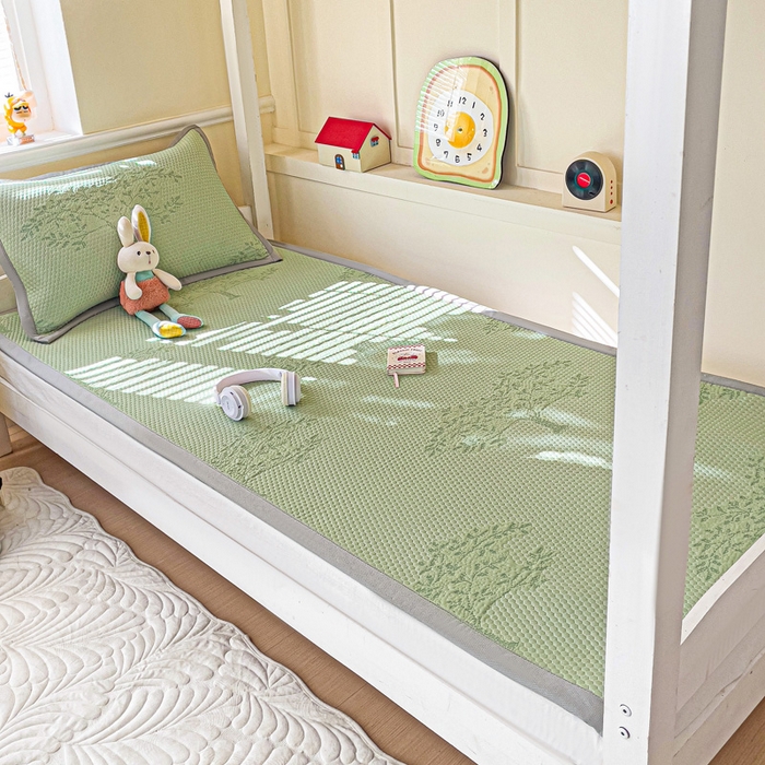 91家纺网 家纺一手货源 找家纺 富馨莱 2025新款A类480克PE凉感凉豆豆凉席三件套和单件学生款 发财树-绿