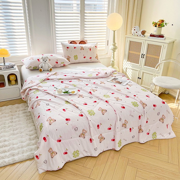 91家纺网 家纺一手货源 找家纺 好梦来家纺（原锦茂家纺） 2025新款印花凉感丝抗菌夏被 樱桃小熊