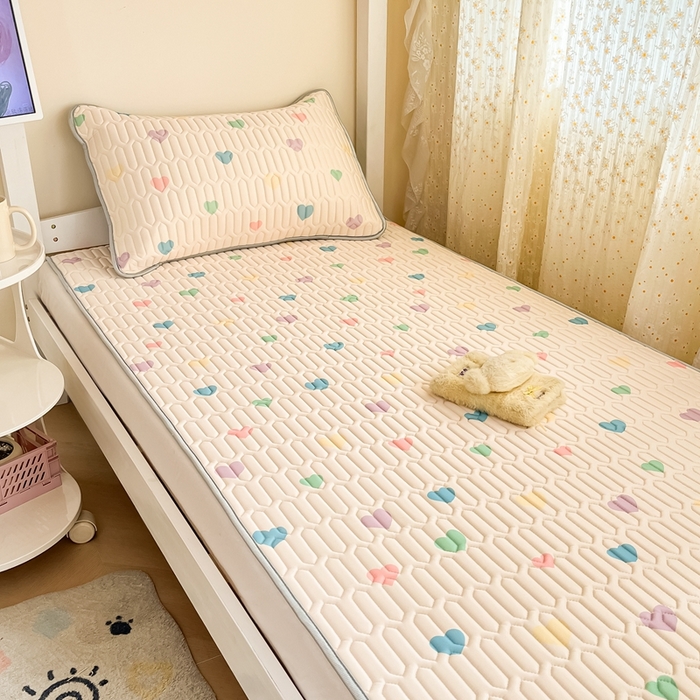 91家纺网 家纺一手货源 找家纺 川悦生活 2025新款小阪凉感丝印花凉席-学生床 浪漫普拉达