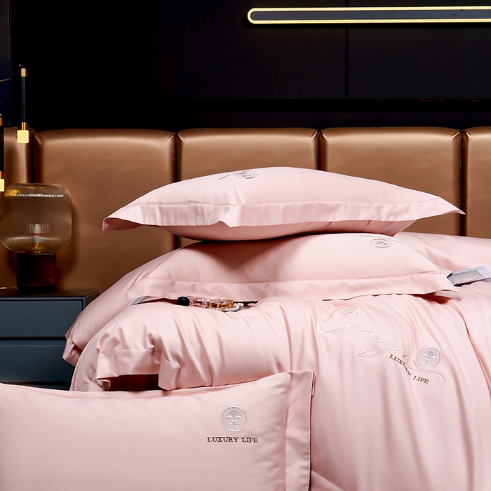 91家纺网 家纺一手货源 找家纺 U品汇 2025新款60s支贡缎长绒棉刺绣花四件套纯棉全棉100%棉礼盒包装 简凡-豆沙