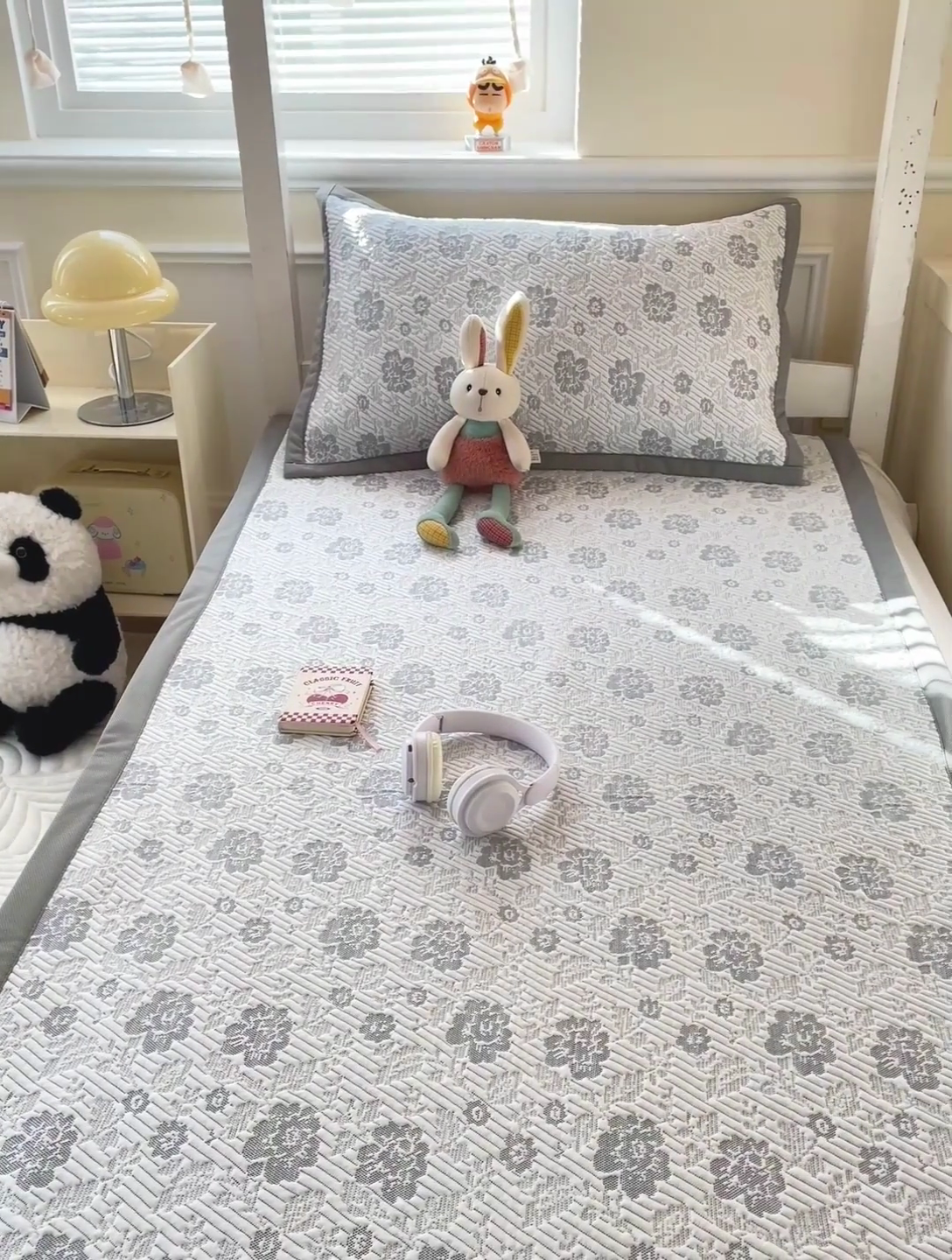 91家纺网 家纺一手货源 找家纺 富馨莱 2025新款A类480克PE凉感凉豆豆凉席三件套和单件学生款 玫瑰花园-灰