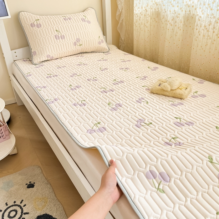 91家纺网 家纺一手货源 找家纺 川悦生活 2025新款小阪凉感丝印花凉席-学生床 奶噗樱桃