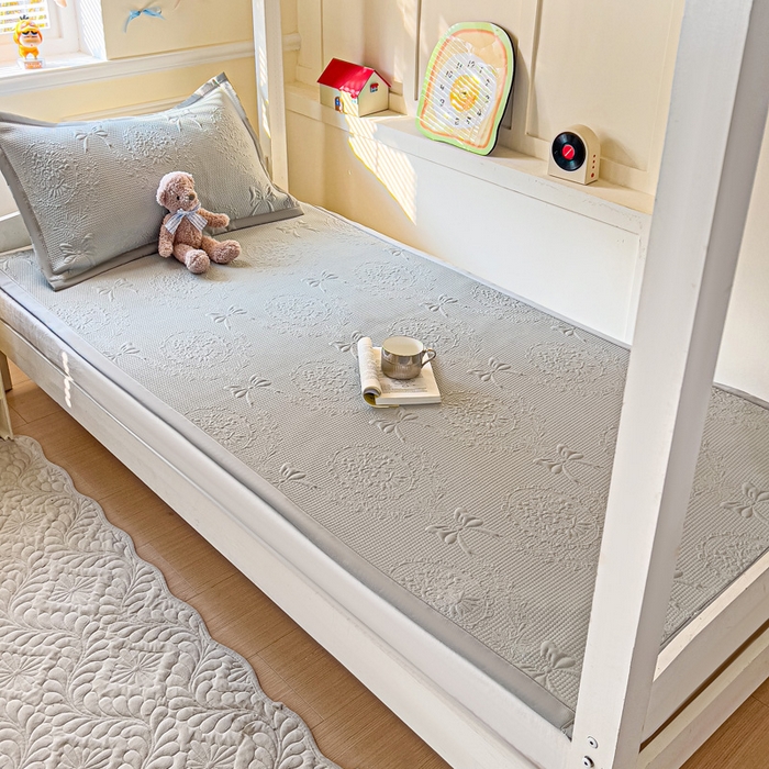 91家纺网 家纺一手货源 找家纺 富馨莱 2025新款A类480克PE凉感凉豆豆凉席三件套和单件学生款 蝴蝶結-灰