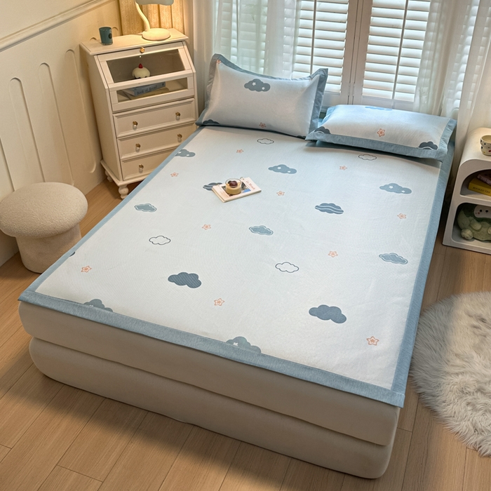 91家纺网 家纺一手货源 找家纺 席佬大 2025新款高克重卡通数码印花冰藤席床席床笠款 蓝天白云-平铺款-平铺款