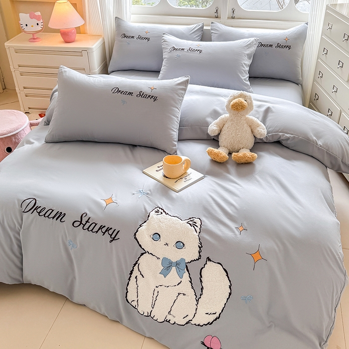 91家纺网 家纺一手货源 找家纺 凯美 2025新款超柔水洗棉卡通贴布绣四件套 幸运小猫-浅灰