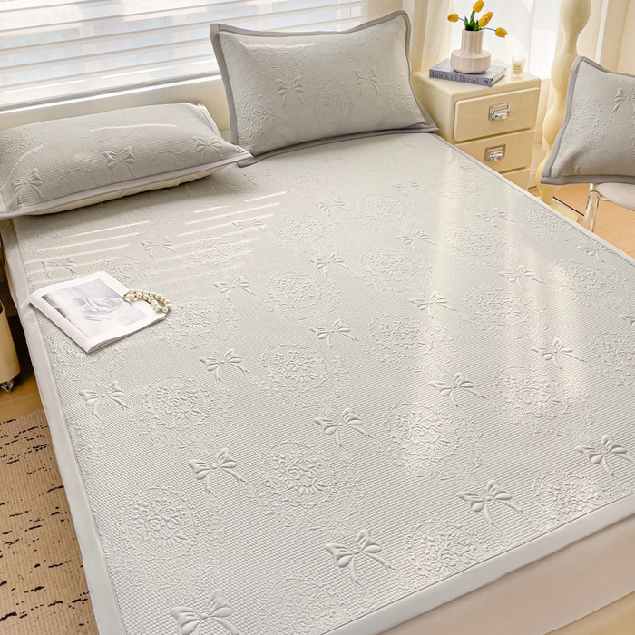 91家纺网 家纺一手货源 找家纺 富馨莱 2025新款A类480克PE凉感凉豆豆凉席三件套和单件平铺款 蝴蝶結-灰