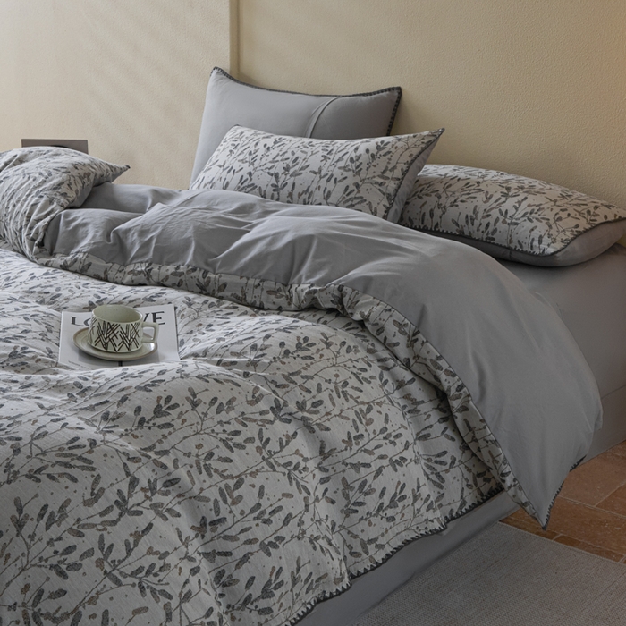 91家纺网 家纺一手货源 找家纺 2025新款亲肤全棉三层纱提花四件套 叶语-嫩灰