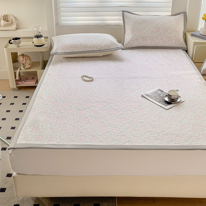 91家纺网 家纺一手货源 找家纺 富馨莱 2025新款A类480克PE凉感凉豆豆凉席三件套和单件平铺款 玫瑰花园-粉