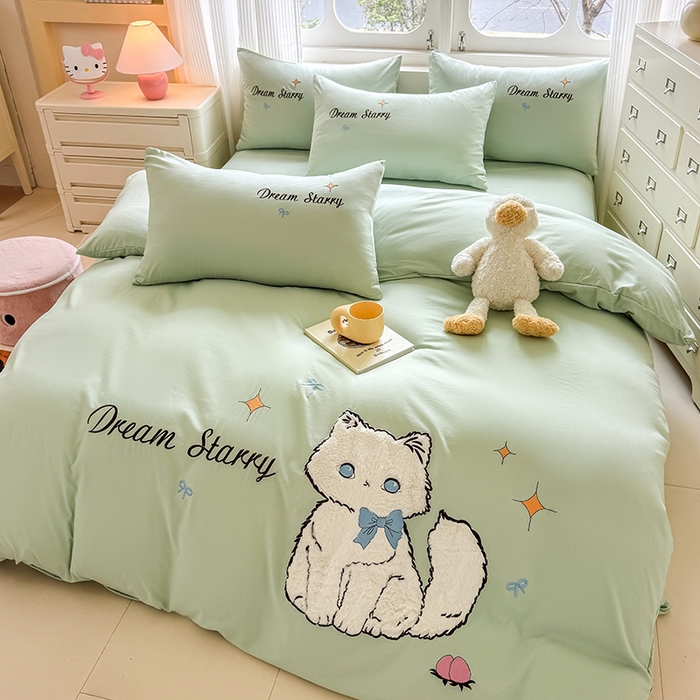 91家纺网 家纺一手货源 找家纺 凯美 2025新款超柔水洗棉卡通贴布绣四件套 幸运小猫-浅绿