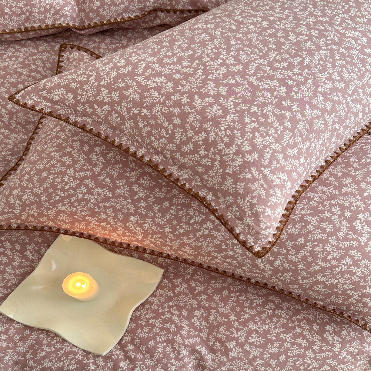 91家纺网 家纺一手货源 找家纺 2025新款工艺款全棉双层纱小清新贝壳边四件套 浅枝