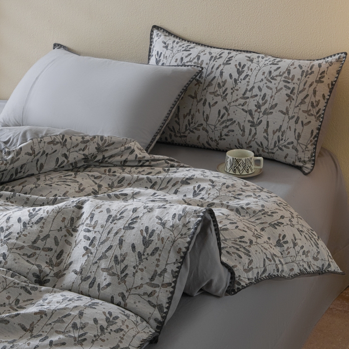 91家纺网 家纺一手货源 找家纺 2025新款亲肤全棉三层纱提花四件套 叶语-嫩灰