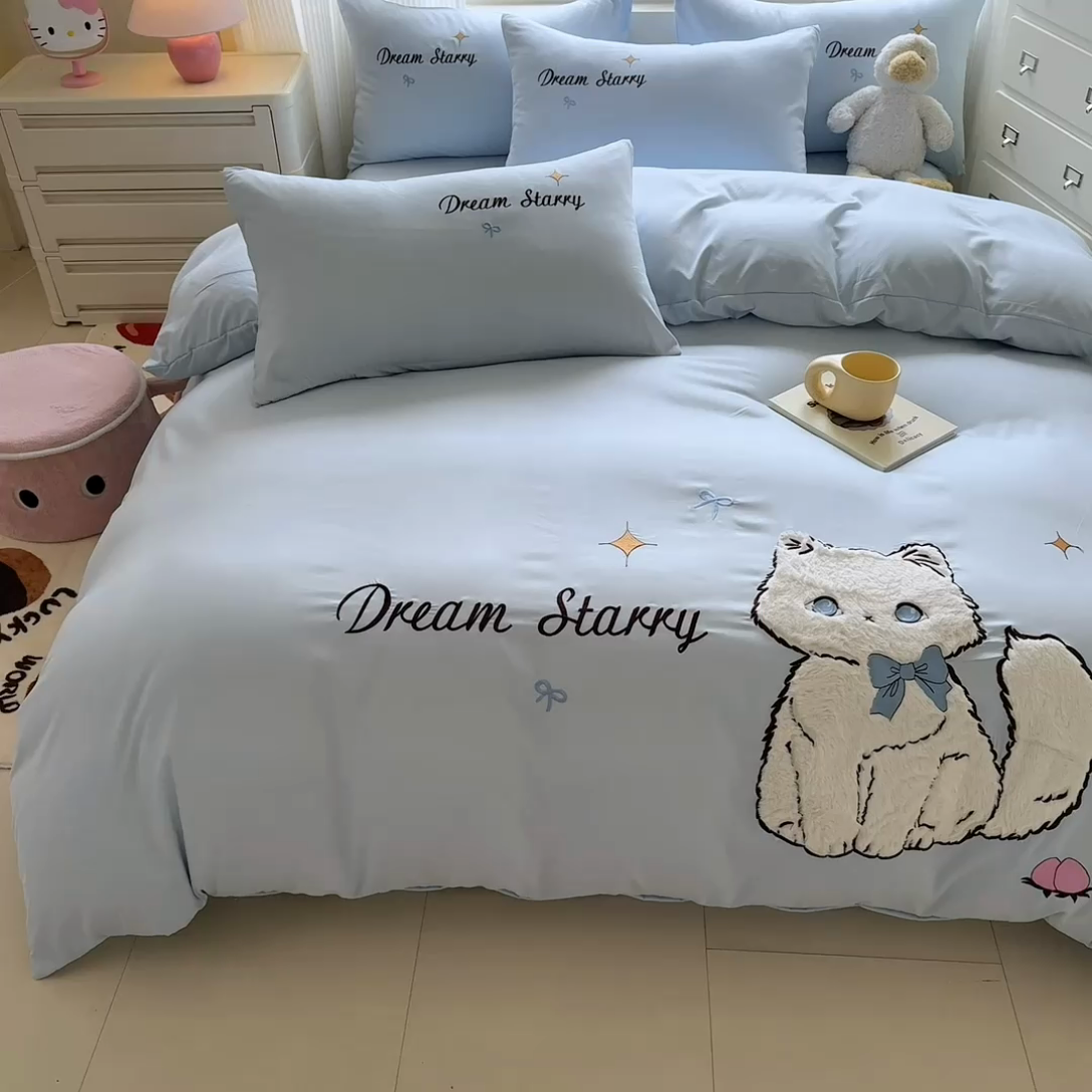 91家纺网 家纺一手货源 找家纺 凯美 2025新款超柔水洗棉卡通贴布绣四件套 幸运小猫-浅蓝