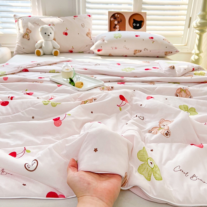 91家纺网 家纺一手货源 找家纺 好梦来家纺（原锦茂家纺） 2025新款印花凉感丝抗菌夏被 樱桃小熊