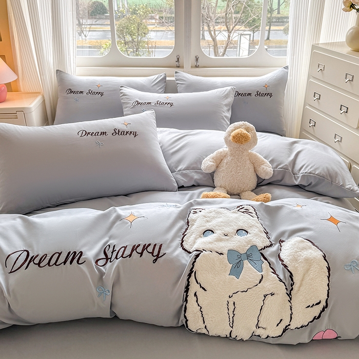 91家纺网 家纺一手货源 找家纺 凯美 2025新款超柔水洗棉卡通贴布绣四件套 幸运小猫-浅灰