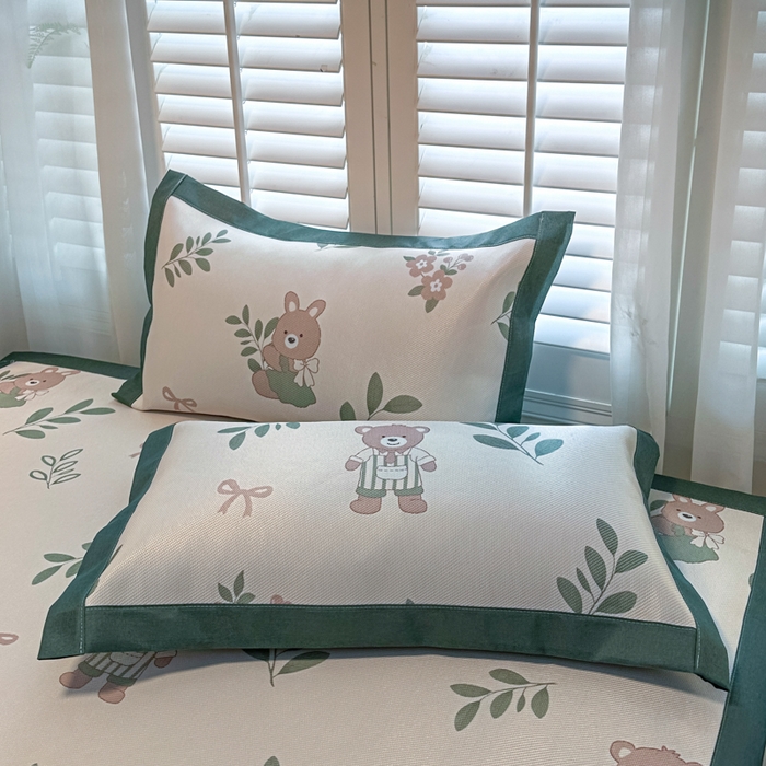 91家纺网 家纺一手货源 找家纺 席佬大 2025新款高克重卡通数码印花冰藤席床席床笠款 从林熊-平铺款-平铺款