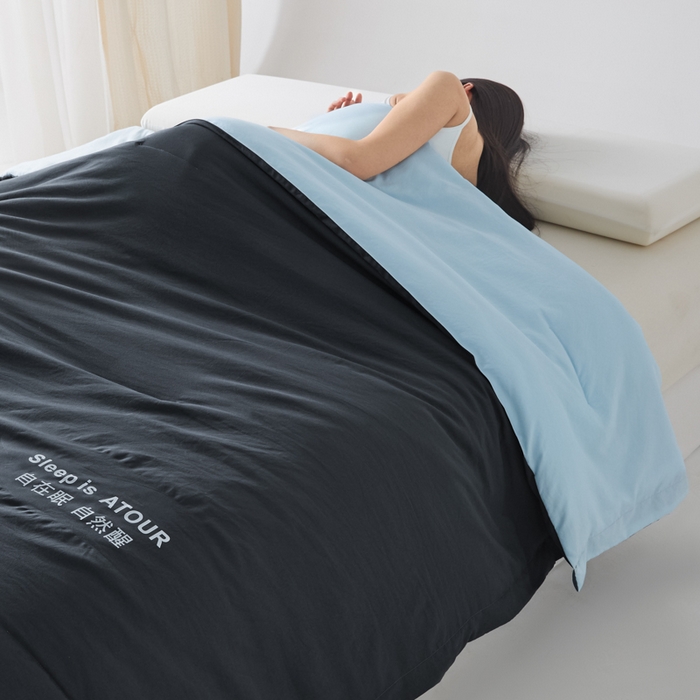 91家纺网 家纺一手货源 找家纺 暖芯家纺 2025新款亚朵同款深睡Pro夏被自在眠自然醒 深灰+克莱茵蓝