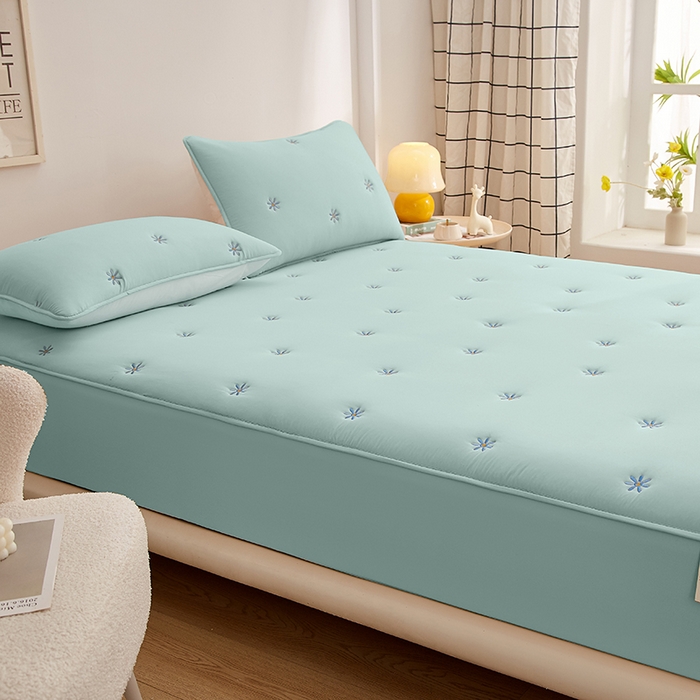 91家纺网 家纺一手货源 找家纺 盛眠 2025新款水洗棉刺绣夹棉床笠床罩家用床垫套 雏菊 绿