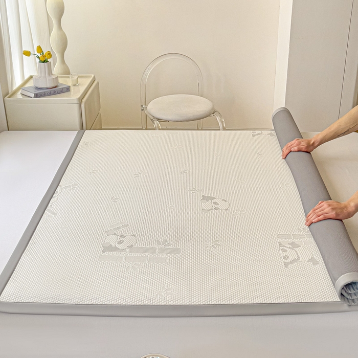 91家纺网 家纺一手货源 找家纺 富馨莱 2025新款A类480克PE凉感凉豆豆凉席三件套和单件平铺款 熊猫嘟嘟-灰